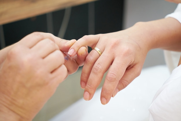 Manicure in un salone di bellezza