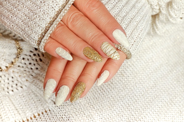 Manicure leggera con sabbia e riflessi dorati