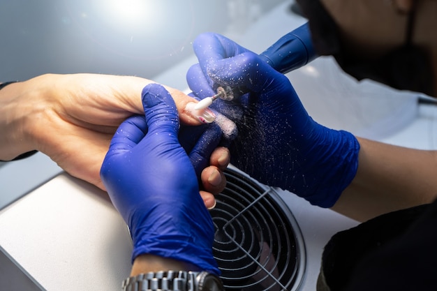 Manicure meccanica delle unghie sulle mani.