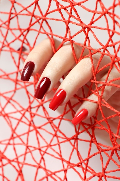 Manicure multicolore rossa