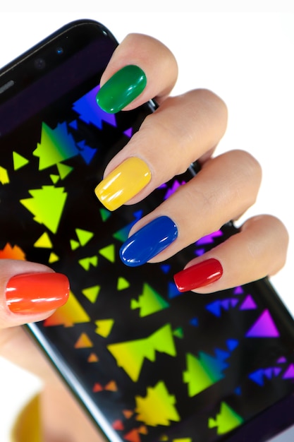 Manicure multicolore su unghie di diverse forme