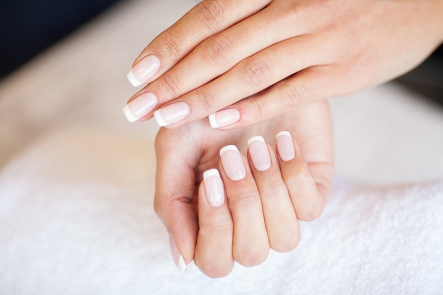 Manicure. Padrone delle unghie che fa manicure nello studio di bellezza