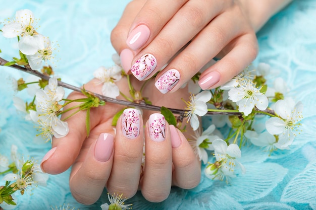 Manicure primaverile per la sposa in toni delicati con fiori Nail Design Closeup