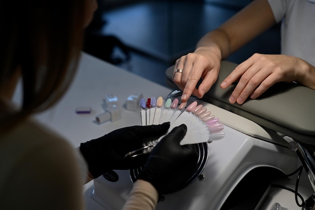 Manicure SPA Cliente femminile che riceve una manicure dall'estetista delle unghie nel salone