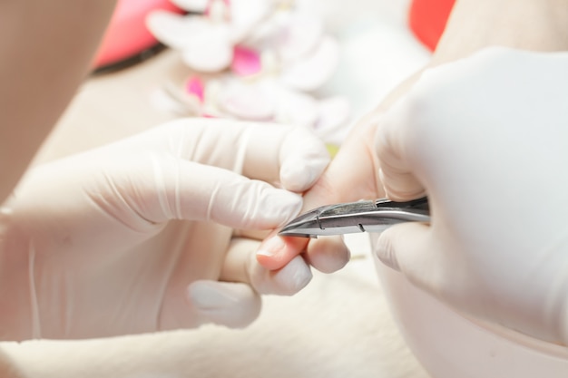 Manicure utilizza uno strumento per manicure professionale.