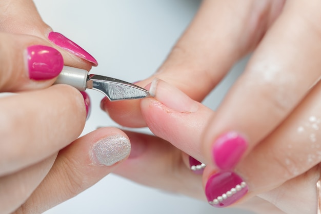 Manicure utilizza uno strumento per manicure professionale.