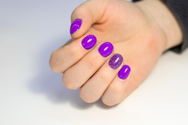 Manicure viola sulle mani femminili Design delle unghie Unghie viola perfette