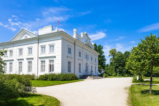 Maniero di Uzutrakis. Palazzo colonnato immerso in giardini paesaggistici. Trakai, Lituania