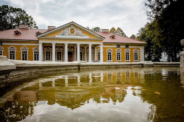 Maniero nel villaggio Samchiky Starokostyantinivsky raion, Ucraina. Costruire nello stile del classicismo