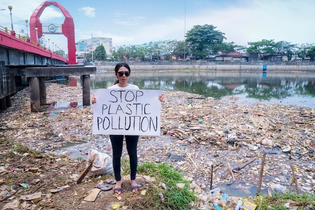 Manifestanti donne con il testo Stop Plastic Pollution