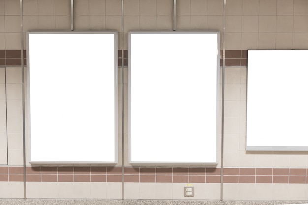 Manifesti di cartellone bianco nella stazione della metropolitana per la pubblicità.