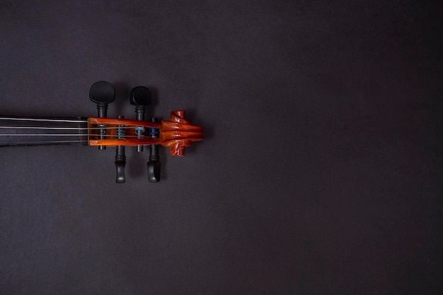 Manifesto del concerto di musica classica con violino di colore arancione su sfondo nero con spazio di copia per il tuo