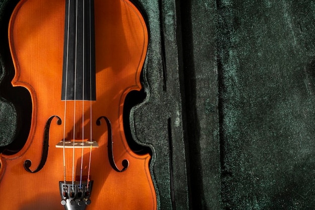 Manifesto del concerto di musica classica con violino di colore arancione su sfondo verde con spazio di copia per il tuo