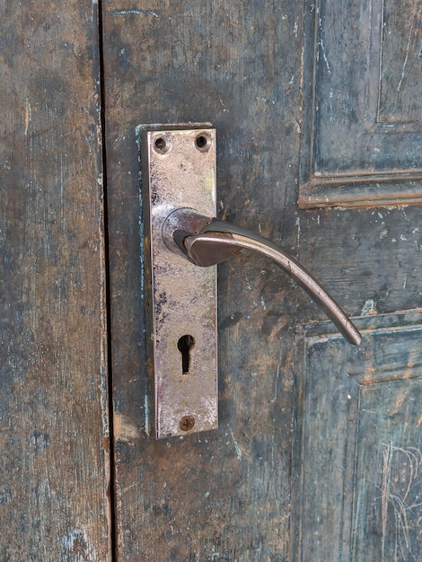 Maniglia d'argento sulla porta blu