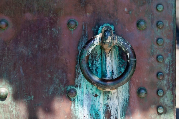 Maniglia della porta di una porta d'ingresso in rame a Spalato, Croazia