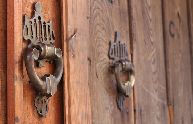 maniglia vintage ravvicinata su sfondo porta in legno, maniglia in bronzo invecchiato