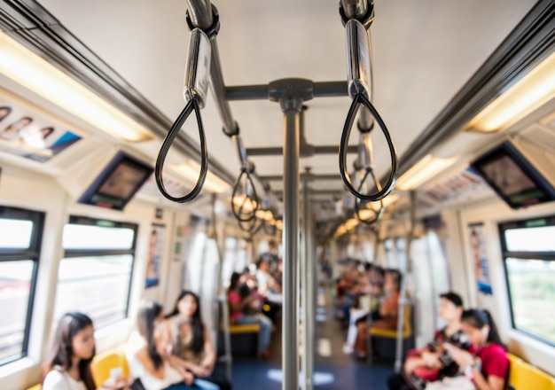 Maniglie per passeggeri in piedi all&#39;interno del treno