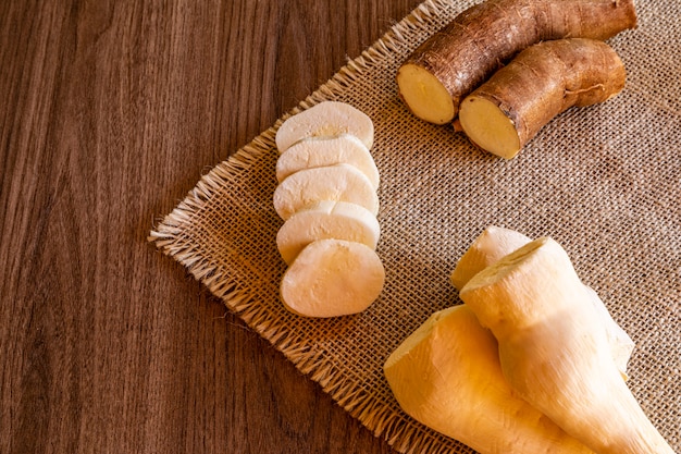 Manioca, detta anche manioca, yuca, balinghoy, mogo, mandioca, kamoteng kahoy, tapioca e radice di manioca, arbusto legnoso della famiglia delle Euphorbiaceae originario del Sud America.