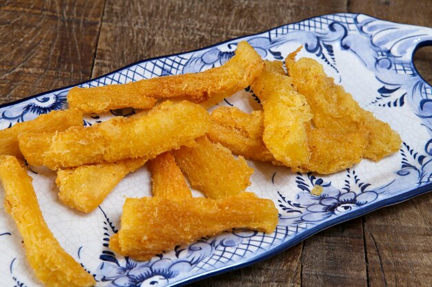 Manioca fritta nel piatto di porcellana bianca e blu