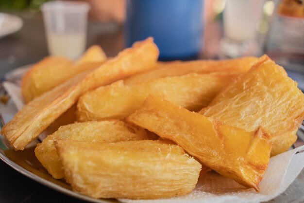 Manioca fritta servita al tavolo in primo piano il cibo tradizionale brasiliano