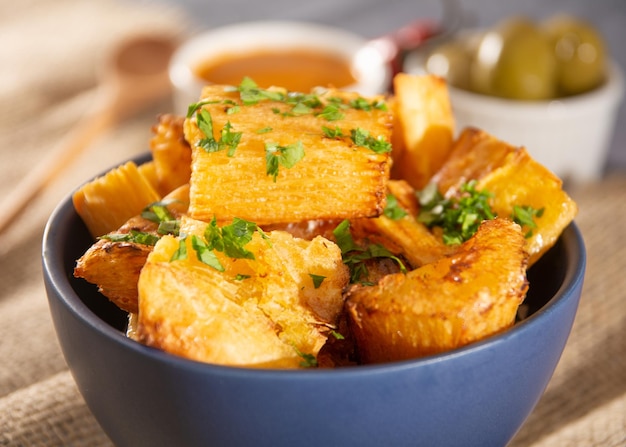 Manioca fritta uno spuntino latino di cibo della cucina brasiliana Yucca yuca bastoncini di manioca