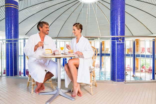 Mann und Frau trinken Kaffee in Therme oder Bad