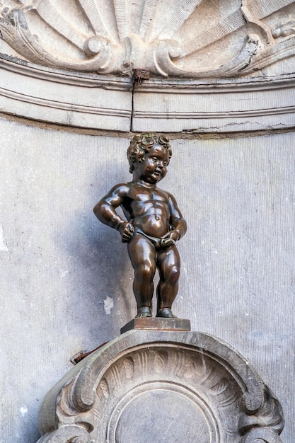 Manneken Pis Little man Pee o le Petit Julien un famoso punto di riferimento della scultura in bronzo a Bruxelles