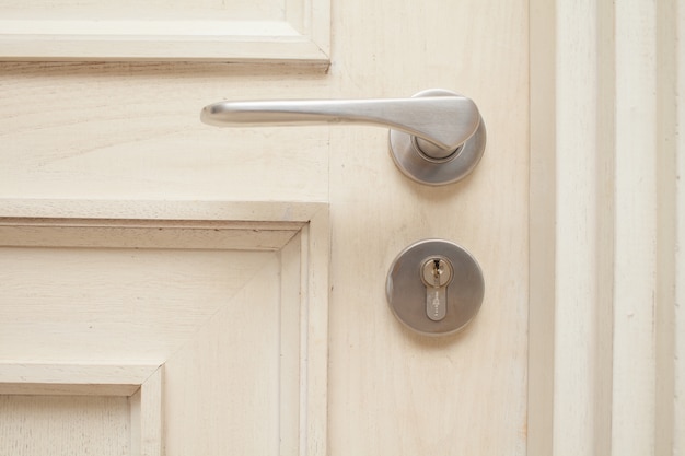 Mano aprendo la porta della camera da letto per hotel e casa concetto