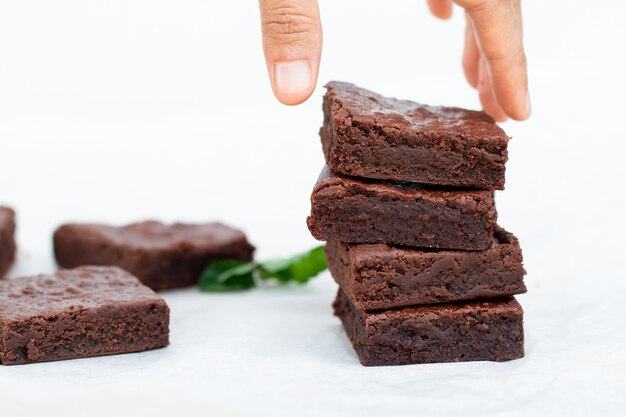 Mano asiatica che seleziona un biscotto al cioccolato