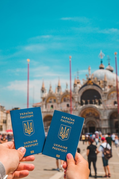 Mano azienda passaporti biometrici ucraini concetto di viaggio libertà di movimento italia venezia