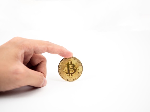 Mano cattura lo spazio della copia isolato bitcoin oro