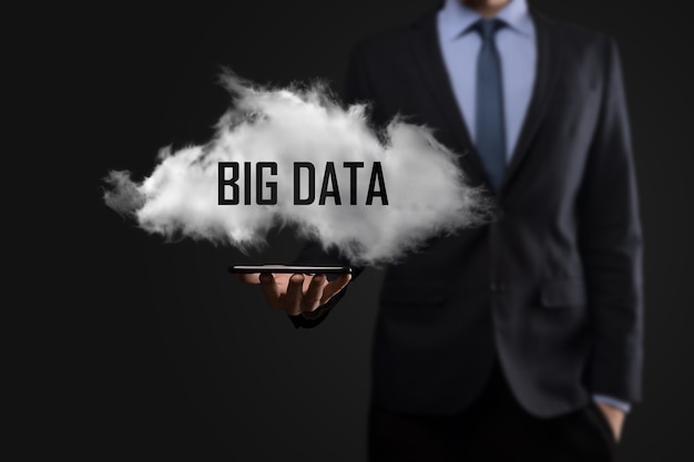 Mano che mostra una nuvola con le parole big data sulla superficie scura