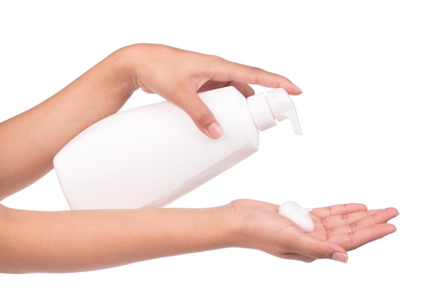 mano che presenta sapone liquido, shampoo, lozione, disinfettante isolato su sfondo bianco