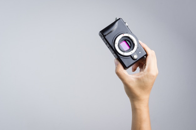 Mano che regge fotocamera mirrorless con sensore micro 4/3