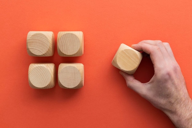 Mano che sceglie un blocco di legno da un concetto di scelta aziendale impostato