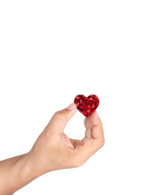 Mano che tiene diamante a forma di cuore rosso isolato su sfondo bianco