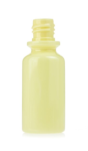 Mano che tiene il contenitore di plastica cosmetico isolato su sfondo bianco
