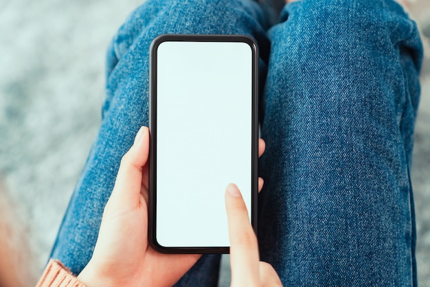 Mano che tiene il modello di smartphone dello schermo vuoto