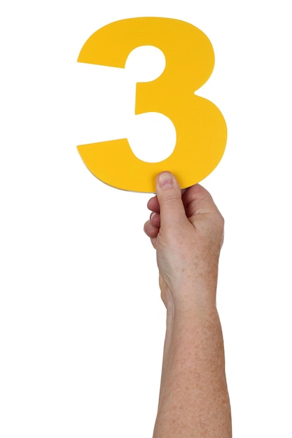Mano che tiene il numero 3