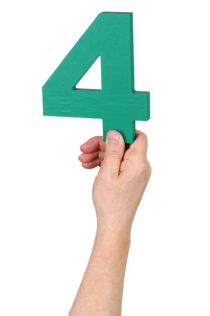 Mano che tiene il numero 4