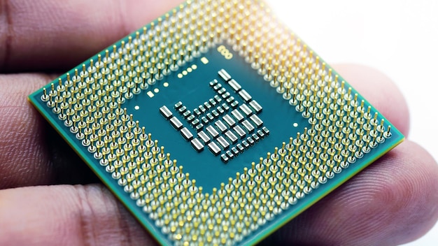 Mano che tiene il processore CPU su sfondo bianco Messa a fuoco selettiva per il processore CPU