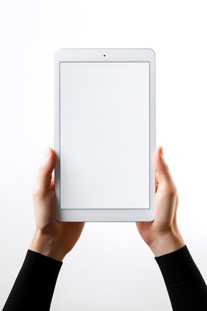 Mano che tiene il tablet con schermo vuoto mockup isolato su sfondo bianco