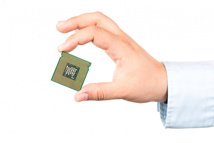 Foto mano che tiene la o isolata computer del microchip del cpu