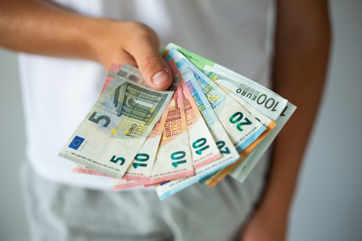 Foto mano che tiene le banconote in euro