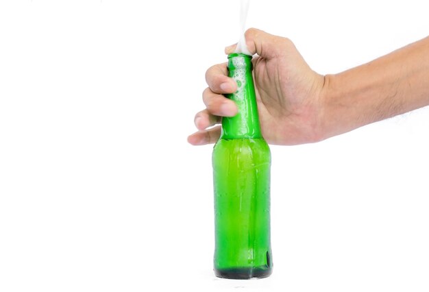 Mano che tiene le bottiglie di vetro per birra, alcol o altre bevande