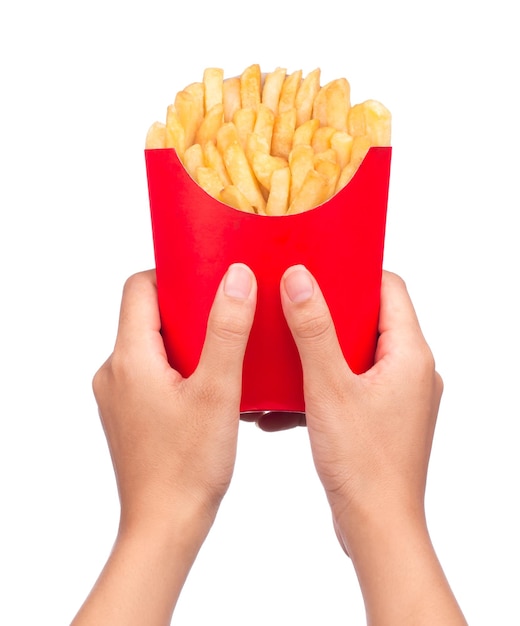 mano che tiene le patatine fritte in un sacchetto di carta rosso isolato su uno sfondo bianco