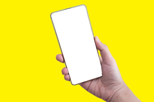 Mano che tiene lo smartphone in verticale isolato su sfondo giallo. I clienti possono inserire annunci, pagine di siti Web o informazioni che desiderano visualizzare sullo schermo del telefono.