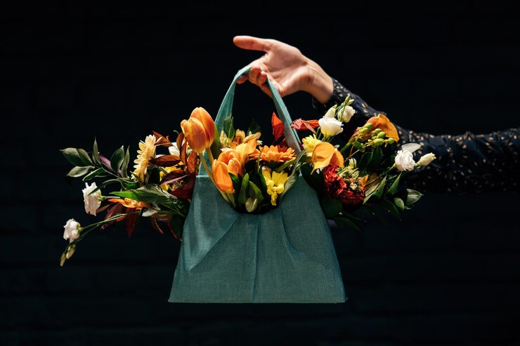 Mano che tiene Mazzo di fiori su sfondo grigio Giorno di San Valentino Festa della mamma o sfondo di compleanno
