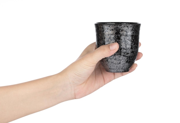 Mano che tiene nero di tazza di tè isolato su uno sfondo bianco