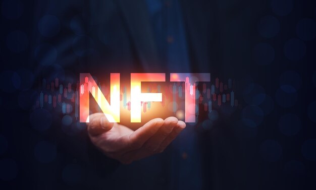 Mano che tiene NFT nuova tendenza 2022 per investimenti futuri